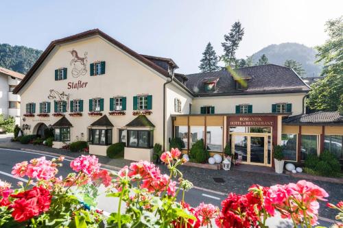 a building with flowers in front of it at Romantik Hotel & Restaurant Stafler in Vipiteno