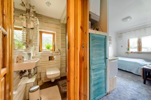 a bathroom with a toilet and a sink at Apartamenty Brylówka w centrum Zakopanego in Zakopane