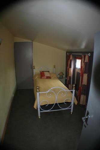 - une chambre avec un lit dans une pièce avec une porte dans l'établissement Appartement Les Berges de l'Ornain, à Bar-le-Duc