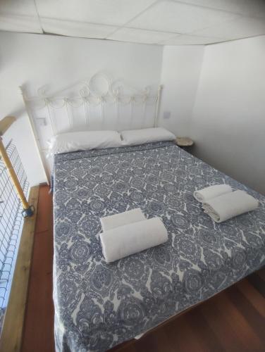 Un dormitorio con una cama con dos almohadas encima. en Loft duplex industrial near the sea bicicles, en Valencia