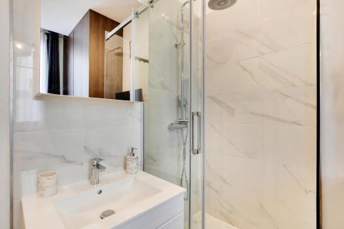 une salle de bain avec un lavabo et une douche dans l'établissement Pick A Flat's Apartment in Reuilly-Diderot - Rue Claude Tillier, à Paris