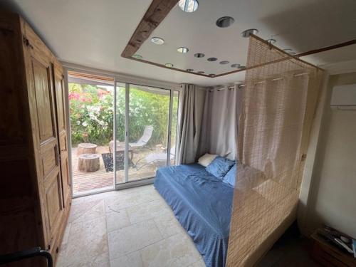 une chambre avec un lit et une porte coulissante en verre dans l'établissement Bel appartement dans une maison, à Cannes