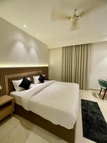Ένα ή περισσότερα κρεβάτια σε δωμάτιο στο Pride Inn