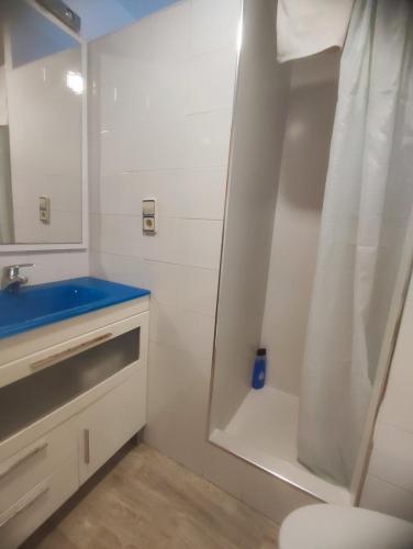 y baño con ducha y lavamanos. en Close to the sea large 170 m2 apartmentBIKES, en Valencia