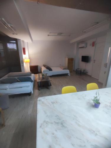 Una gran sala de estar con un sofá y una mesa. en Bright loft near the sea BIKES, en Valencia