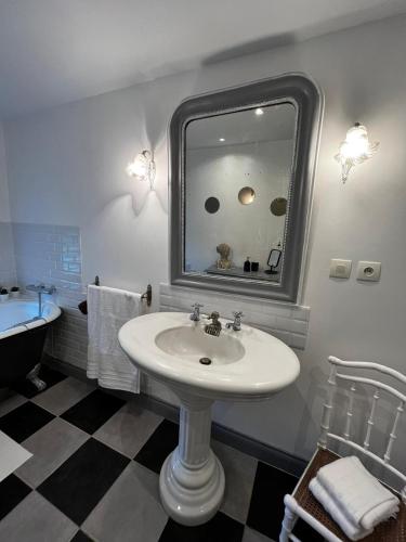 Koupelna v ubytování chambre d'hôtes dans un moulin du 16ème