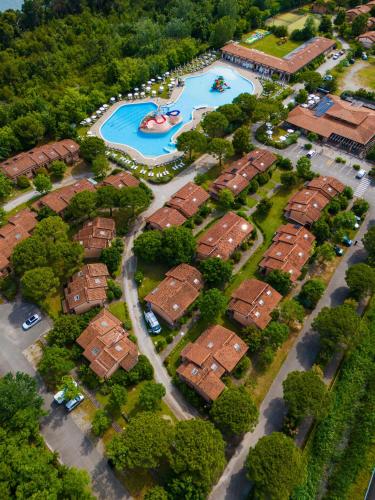 una vista aérea de una piscina en un complejo en Villaggio Ca' Laguna, en Grado