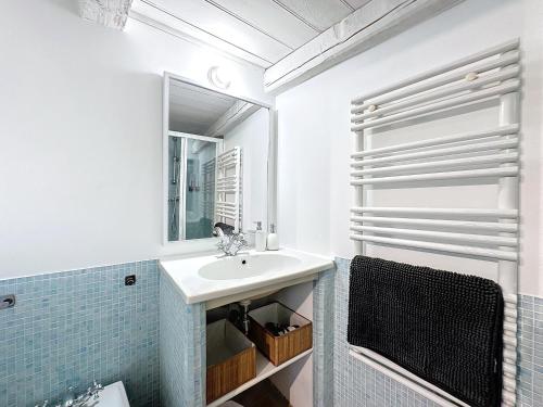 une salle de bain avec un lavabo et un miroir dans l'établissement App'Art Vieil Antibes, à Antibes