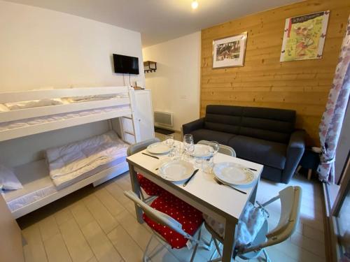 Cette petite chambre comprend une table et un lit. dans l'établissement Les 4 éléments C004 - Multipass inclu, à Châtel