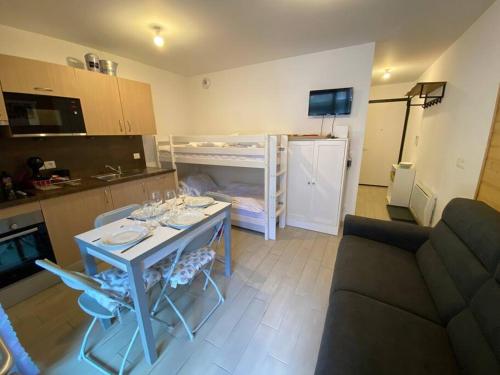 un salon avec une table et un canapé dans l'établissement Les 4 éléments C004 - Multipass inclu, à Châtel