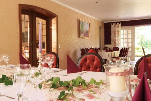 ein Esszimmer mit einem Tisch mit Weingläsern in der Unterkunft Landhaus Heideschmiede in Undeloh