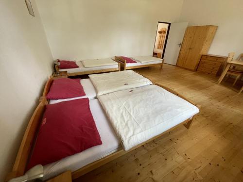 Posteľ alebo postele v izbe v ubytovaní Úzkokolejky - apartmány Kunžak - Lomy