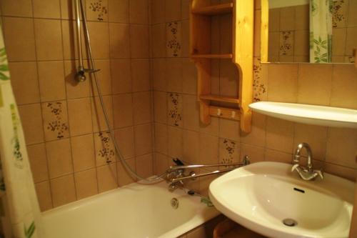 une salle de bain avec un lavabo et une baignoire et un lavabo dans l'établissement Moulin ML286 MOUNTAIN & TELECABINE 6 pers, à Châtel