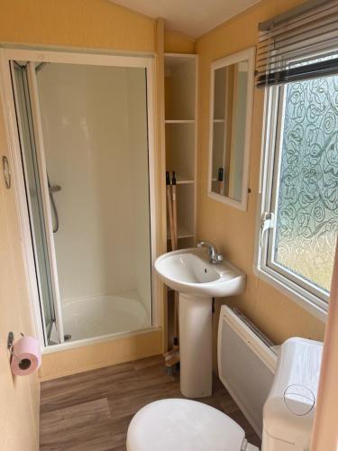 a bathroom with a sink and a toilet and a shower at Camping la Nouvelle Aventure in Audincthum