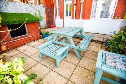 een picknicktafel en een bank op een patio bij Welcome to Nelson's Quarters in Hastings