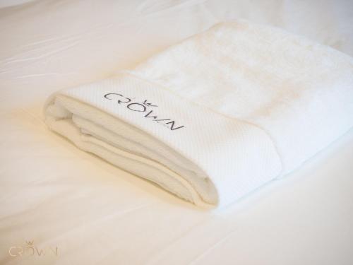 Postel nebo postele na pokoji v ubytování Crown Hotel
