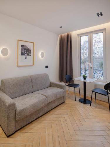 un salon avec un canapé et une table dans l'établissement Pretty Studio in Pantin, à Pantin