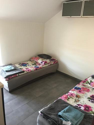 a bedroom with two beds in a room at Tanie Pokoje Kajetany in Kajetany
