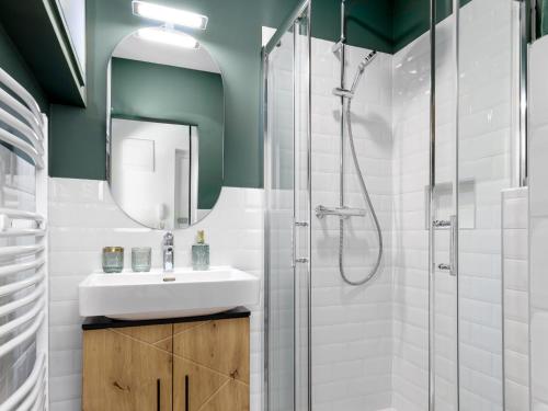 a bathroom with a sink and a shower at Design-Apartment in Linz mit Netflix & Balkon in Linz