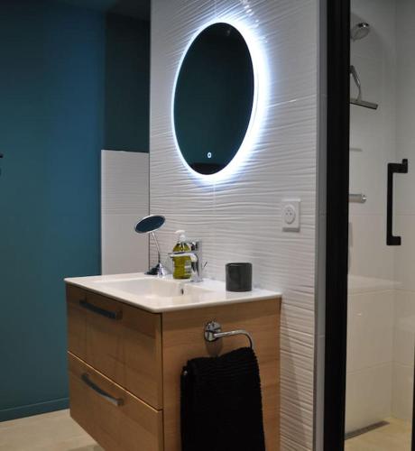 une salle de bain avec un lavabo et un miroir dans l'établissement 7enGarrigue - Charmant deux pièces avec piscine, à Uzès