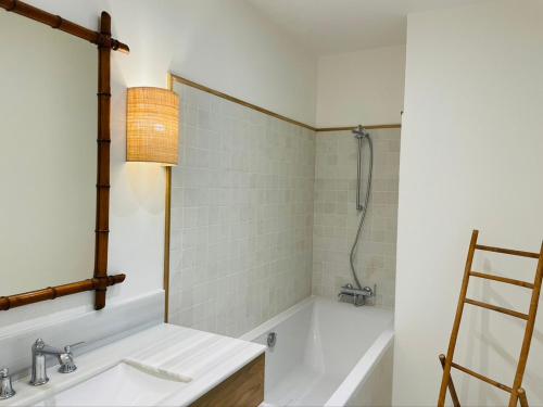 une salle de bain avec une baignoire, un lavabo et une douche dans l'établissement Villa Victoire, à Lège-Cap-Ferret