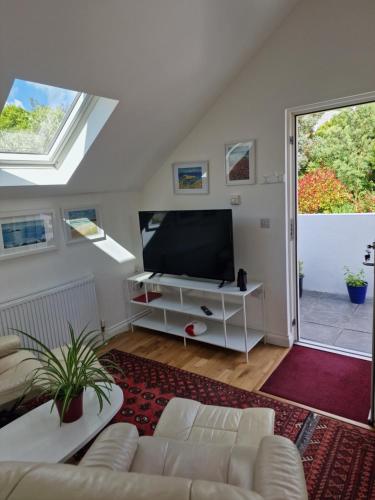 Et tv og/eller underholdning på Blue Hills Luxury Apartment, Bay Front with Parking