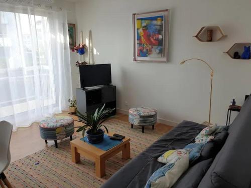 un salon avec un canapé et une table dans l'établissement Les terrasses du palais, à Vannes