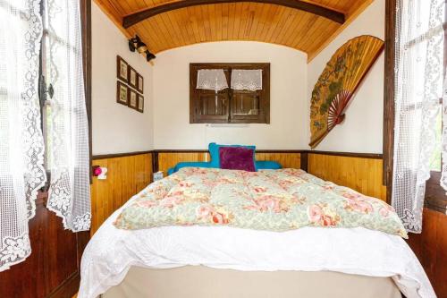 a bedroom with a bed and a wooden ceiling at Maison atypique avec vue sur la montagne à Montjoie-en-Couserans in Montjoie-en-Couserans