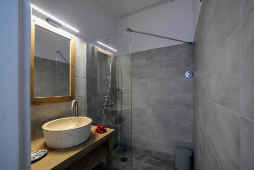 a bathroom with a sink and a shower at Gialiskari Studios in Gialiskari