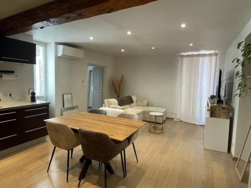 un salon avec une table et un canapé dans l'établissement Charmant T2 en centre-ville, à Ajaccio