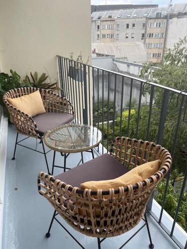 un balcon avec deux chaises et une table dans l'établissement Confortable studio Canal st Martin, à Paris