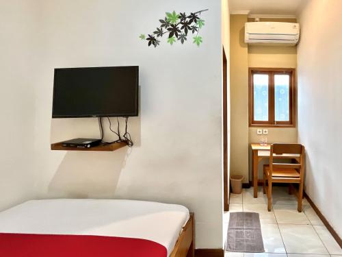 Μια τηλεόραση ή/και κέντρο ψυχαγωγίας στο RedDoorz At Mystays Pemuda Cepu Blora