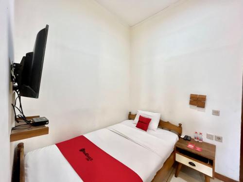 Ένα ή περισσότερα κρεβάτια σε δωμάτιο στο RedDoorz At Mystays Pemuda Cepu Blora