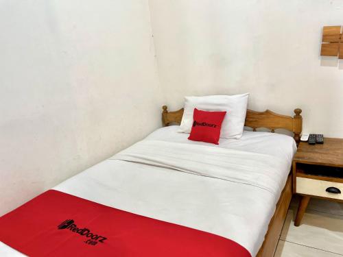 Ένα ή περισσότερα κρεβάτια σε δωμάτιο στο RedDoorz At Mystays Pemuda Cepu Blora