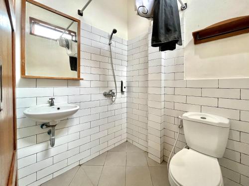 Ένα μπάνιο στο RedDoorz At Mystays Pemuda Cepu Blora