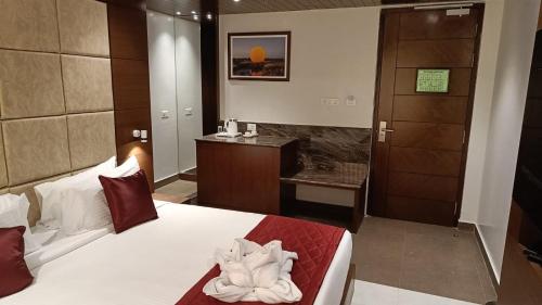 Una cama o camas en una habitación de Hotel Darwin City