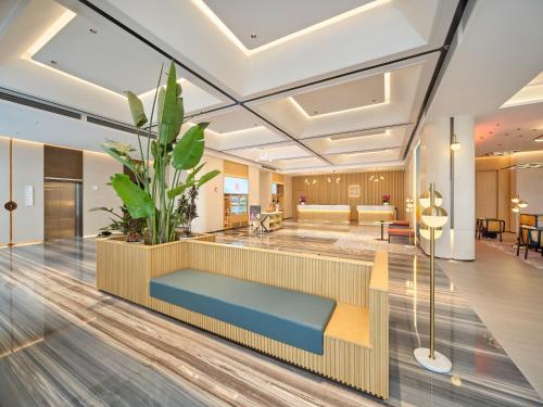 HuludaoにあるHilton Garden Inn Huludao Longxing Roadの待合室のあるホテルのロビー