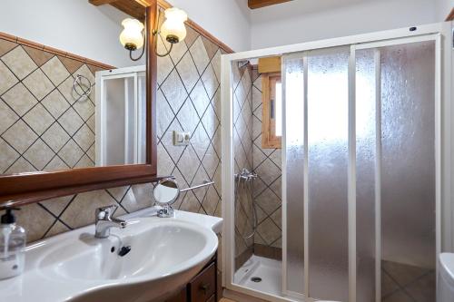 a bathroom with a sink and a shower at Alojamiento Rural La Ventilla in Arbuniel
