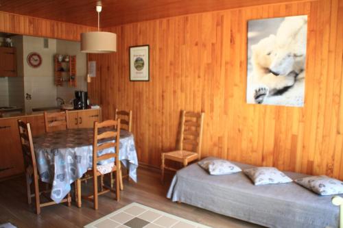 une chambre avec deux lits, une table et une cuisine dans l'établissement RESIDENCE RSA4 SWIMMING POOL & CENTER 6 pers, à Châtel