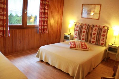 une chambre avec un lit et deux lampes et une fenêtre dans l'établissement RESIDENCE RSA4 SWIMMING POOL & CENTER 6 pers, à Châtel