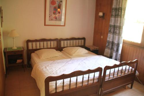 une chambre avec un grand lit avec des draps blancs dans l'établissement RESIDENCE RSA17 SWIMMING POOL & CENTER 5 pers, à Châtel