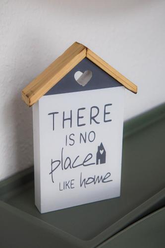 a sign that says there is no place like home at City Vibe Zentrum Zwickau in Zwickau