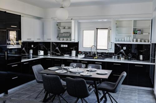 Η κουζίνα ή μικρή κουζίνα στο white Paradise - luxury Villa
