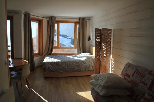 une chambre avec un lit et une fenêtre dans l'établissement VAL PIERRE VPS8 CENTER & MODERN 4 Pers, à Châtel