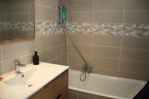 une salle de bain avec une douche, un lavabo et une baignoire dans l'établissement VAL PIERRE VPS8 CENTER & MODERN 4 Pers, à Châtel