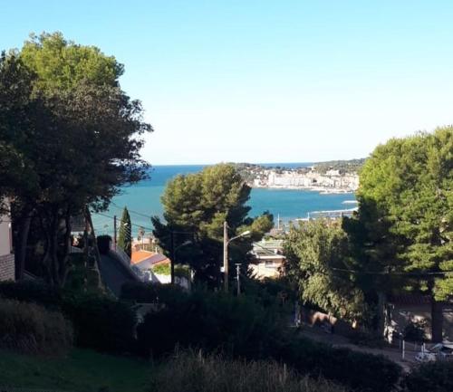 Photo de la galerie de l'établissement Appartement T2 vue mer parking Six Fours Sanary, à Six-Fours-les-Plages