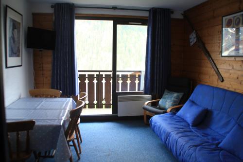 un salon avec un canapé bleu et une table dans l'établissement VERONICA VR49 NATURE & MOUNTAIN 6 Pers, à Châtel