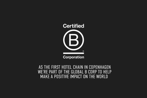 un letrero con la letra b sobre fondo negro en Hotel Ottilia by Brøchner Hotels en Copenhague