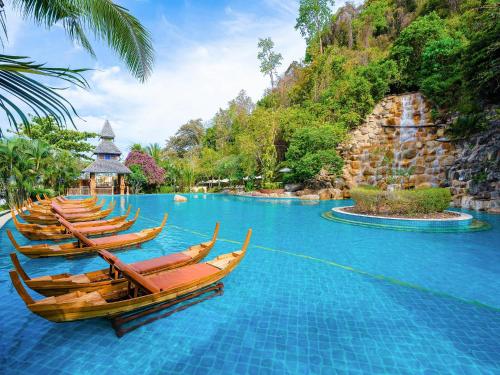 Bazén v ubytování Santhiya Koh Yao Yai Resort & Spa - Compulsory Join Santhiya Speedboat from-to Ao Po Grand Marina at Phuket nebo v jeho okolí