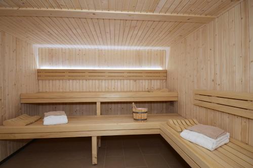 una sauna con bancos de madera y una ventana en Résidence Odalys Le Lotus Blanc, en Le Barcarès